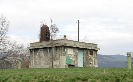 elezn pozorovatelna na stee betonovho objektu